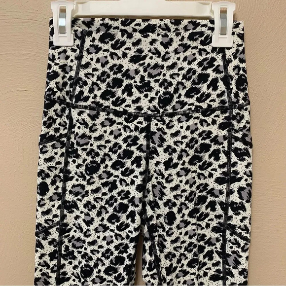 Zyia Active Black White Snow Leopard Print Brilliant Pocket Workout Leggings - Picture 5 of 12